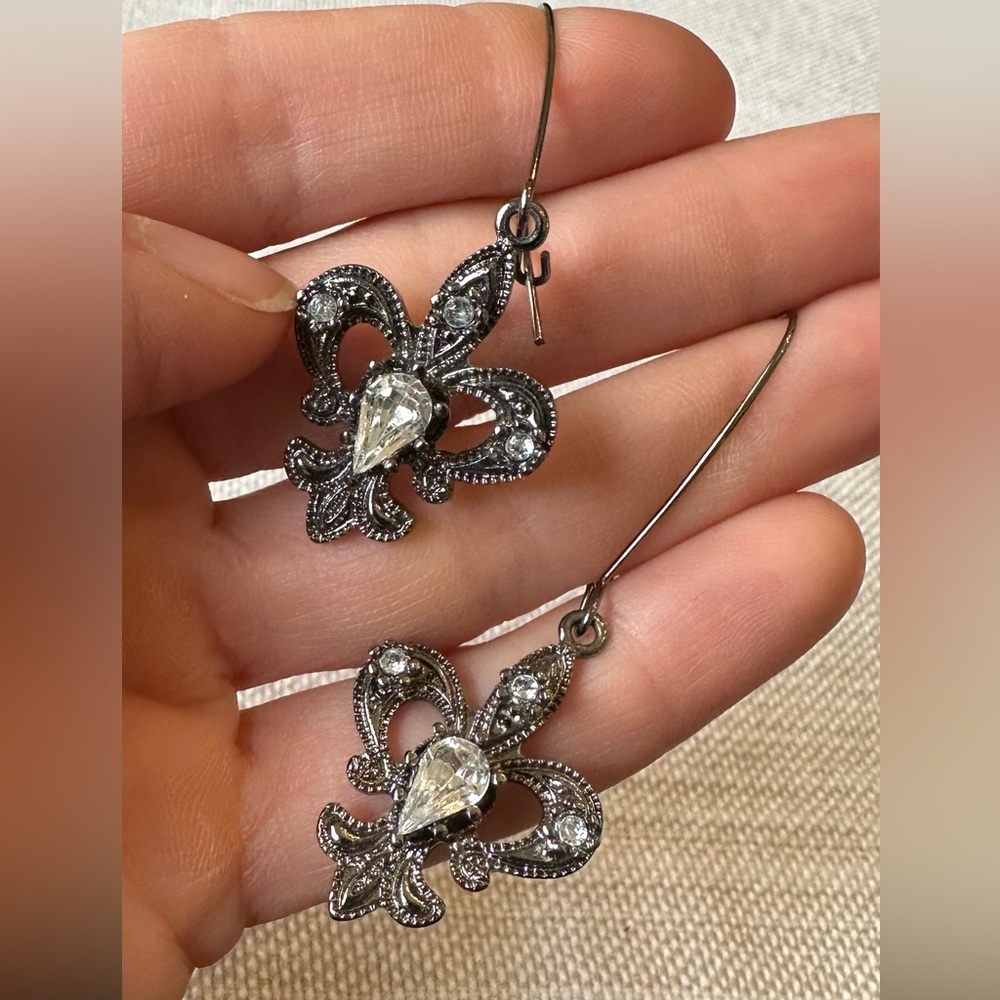 Gorgeous Silver & Rhinestone Euro Wire Dangle Fleur-de-Lis Earrings